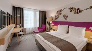 Un pat sau paturi într-o cameră la Holiday Inn Frankfurt - Alte Oper, an IHG Hotel