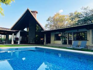 una piscina frente a una casa en Villa Tatala hotel boutique, en Tepoztlán