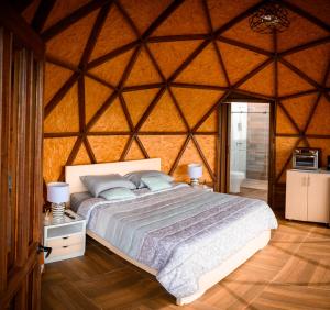 Кровать или кровати в номере Glamping Monteverde San gil