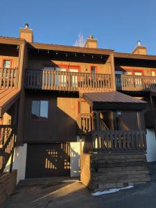 Casa grande con terraza y edificio en SKI IN, WALK OUT! The perfect mountain retreat!, en Crested Butte