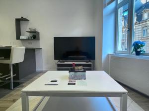 Televisyen dan/atau pusat hiburan di Appartement Moderne au Coeur du Luxembourg