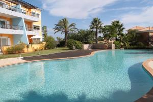 una grande piscina di fronte a un edificio di Top Quality Apartment a Lagos