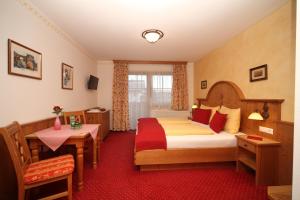 A bed or beds in a room at Hotel Garni Landhaus Trenkenbach