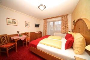 A bed or beds in a room at Hotel Garni Landhaus Trenkenbach