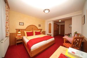 A bed or beds in a room at Hotel Garni Landhaus Trenkenbach