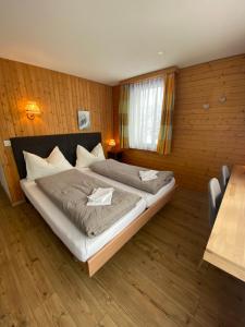 ein Schlafzimmer mit einem großen Bett in einem Zimmer in der Unterkunft Hotel Garni Jägerhof in Saas-Fee