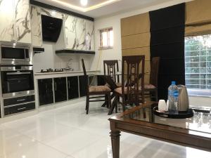 Nhà bếp/bếp nhỏ tại Mukhtar Homes Bahria Town Lahore