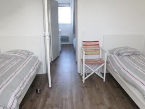 - une chambre avec deux lits, une table et deux chaises dans l'établissement Charmante maisonnette à Quend Plage, 2 chambres, jardinet, parking, proche commodités - FR-1-482-45, à Quend