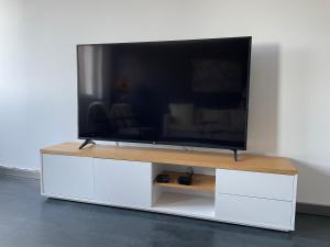 Телевизор и/или развлекательный центр в TruRetreats Design Loft I Riesige Küche I eCharger I 65z SmartTV I 150qm