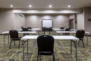 una sala de conferencias con mesas, sillas y una pantalla en Best Western Plus Dartmouth Hotel & Suites, en Halifax