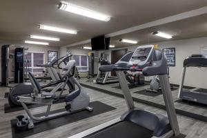 un gimnasio con cintas de correr y máquinas elípticas en Best Western Plus Dartmouth Hotel & Suites, en Halifax