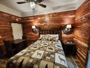 una camera con letto e pareti in legno di Log Cabin Inn a Eureka Springs