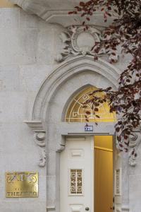 The facade or entrance of Villa Theatro Heritage Apartments