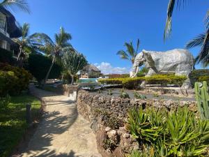 Kebun di luar Watamu Shell House