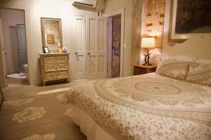 Tempat tidur dalam kamar di New Orleans Premier Rentals