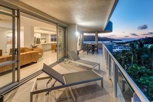 汉密尔顿岛Yacht Harbour Tower 2, Hamilton Island - Million Dollar Views, Buggy & Valet Service的带阳台的海景度假屋