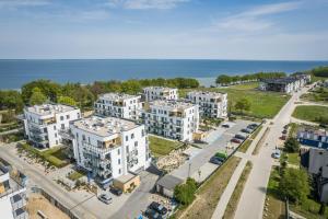 una vista aérea de una ciudad con edificios y el océano en BlueApart Apartamenty Nexo, en Puck