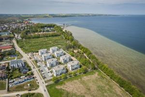 una vista aérea de un complejo a orillas del agua en BlueApart Apartamenty Nexo, en Puck