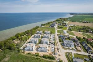 una vista aérea de un complejo situado junto al agua en BlueApart Apartamenty Nexo, en Puck