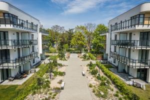 una vista aérea de un camino entre dos edificios en BlueApart Apartamenty Nexo, en Puck