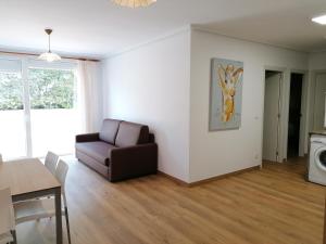 sala de estar con sofá y mesa en Apartamentos Regollera Premium con garaje, en Noja