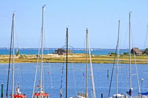 eine Gruppe Segelboote liegt im Wasser vor Anker in der Unterkunft Yachthafenblick in Heiligenhafen