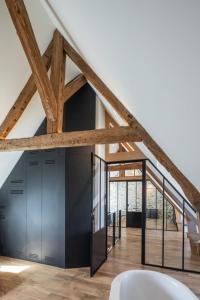 Habitación con techo con vigas de madera. en Appart Halo et Duplex Les Filles, en Dinan