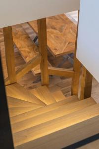 un primer plano de una mesa con suelo de madera en Appart Halo et Duplex Les Filles, en Dinan