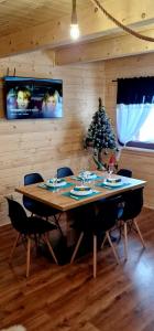 uma sala de jantar com uma mesa e uma árvore de Natal em Trzy Szczyty-Wysoka em Grywałd