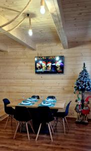 uma sala de jantar com uma mesa e uma árvore de Natal em Trzy Szczyty-Wysoka em Grywałd