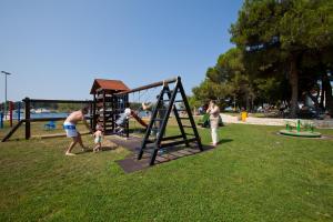 eine Gruppe von Menschen, die in einem Park spielen in der Unterkunft Apartments Galijot Plava Laguna in Poreč