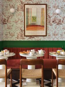 A seating area at Hôtel Les Deux Gares