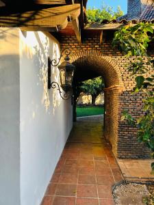 un arco en una pared de ladrillo con una lámpara en Villa Tatala hotel boutique, en Tepoztlán