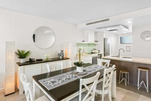 cocina y comedor con mesa y sillas en 303 Temple Tranquility Triton Retreat, en Palm Cove