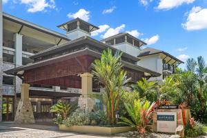 un gran edificio con palmeras delante en 303 Temple Tranquility Triton Retreat, en Palm Cove