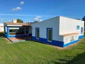 una pequeña casa azul y blanca con patio en Casa Bendi, en Cuba