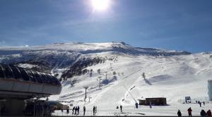 un gruppo di persone che sciano su una montagna innevata di Hotel Apollon a Bakuriani