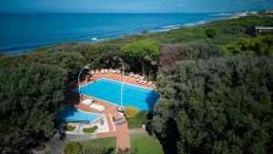 A piscina localizada em Park Hotel I Lecci ou nos arredores