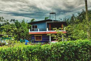 Galerija fotografija objekta Rainy Cloud Homestay - 1KM Falls, Balcony, Estate, Home Food u gradu 'Chikmagalūr'