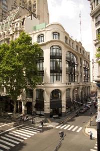 - un grand bâtiment blanc dans une rue de la ville dans l'établissement Tango de Mayo Hotel, à Buenos Aires