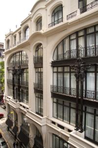 - un grand bâtiment blanc avec des balcons sur le côté dans l'établissement Tango de Mayo Hotel, à Buenos Aires