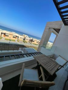 Μπαλκόνι ή βεράντα στο Sifa Beachfront Apartment