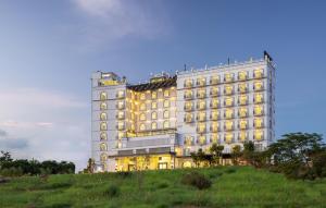 un gran edificio blanco en la cima de una colina en Eastin Hotel Vientiane, en Vientiane