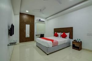 Giường trong phòng chung tại Super Hotel O Jayam Residency - Urapakkam