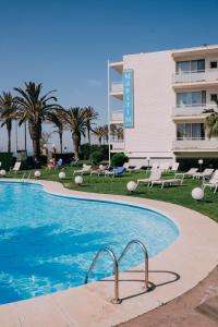 uma piscina em frente a um hotel em Hotel Subur Maritim em Sitges