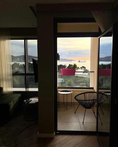 Habitación con ventana grande con vistas al océano. en XIO Apartments, en Bar