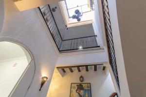 una scala in una casa con soffitto a volta di House -Rooftop&Jacuzzi -StayInSeville a Siviglia