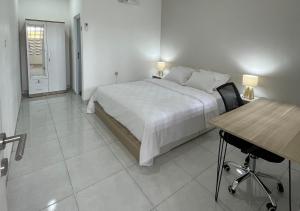 Tempat tidur dalam kamar di 9 Residence Guesthouse Syariah Cilandak