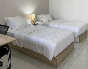 Tempat tidur dalam kamar di 9 Residence Guesthouse Syariah Cilandak