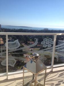 una silla en el balcón con vistas a la ciudad en Yoo Punta del Este - Rental Club Apartments, en Punta del Este